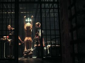 Эмма Коррин секси, Палома Фэйт голая – Пенниуорт s01e02 (2019)