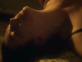 Барби Кастро секси, Кристен Рентон секси – Разлучница (2019)