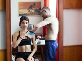 Агата Бузек голая, Каролина Брухницка секси – Дочь тренера (2018) #2