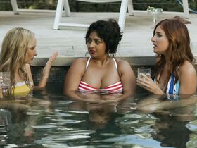 Пунам Патель секси, Саманта Ли секси, Кэт Роджерс секси – Особенный s01e02 (2019) #15