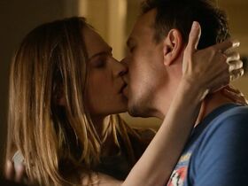 Хилари Суэнк секси – Вдали s01e01 (2020) #2