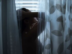 Кирби Джонсон голая, Шей Митчелл секси – Кадавр (2018)