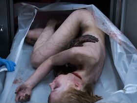 Кирби Джонсон голая, Шей Митчелл секси – Кадавр (2018) #3