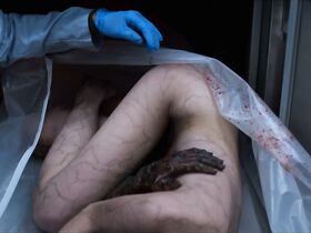 Кирби Джонсон голая, Шей Митчелл секси – Кадавр (2018) #4