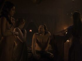Марина Лоуренс-Марра голая, Люси Саутхолл голая, Жозефин Гиллан голая – Игра престолов s08e01 (2019) #2