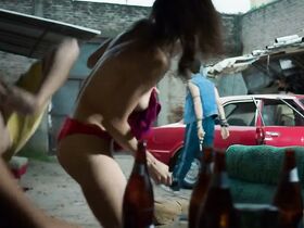 Есика Гликман голая, Тамара Айелен Ариас голая – Апач: Жизнь Карлоса Тевеса s01e04 (2019) #9