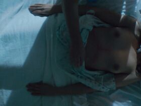 Дженна Харрисон голая, Каришма Ахлувалиа голая – Штамм химеры (2018)