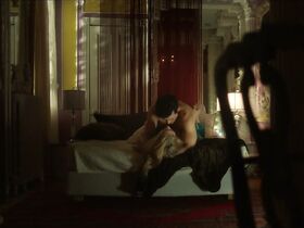 Кэтлин Манро секси, Кара Ги секси, Мелани Скрофано секси – Земля птиц (2018) #13