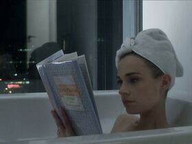 Кэтлин Манро секси, Кара Ги секси, Мелани Скрофано секси – Земля птиц (2018) #5