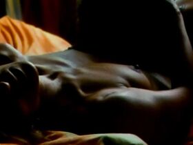 Дельфин Шанеак голая, Кристин Буассон голая – У последней черты (2000)