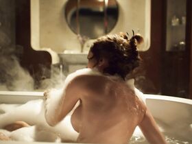 Ивана Бакеро секси, Бегонья Варгас секси – В открытом море s01e03-04 (2019)