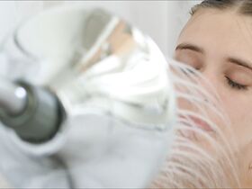 Анджела Сарафян секси, Гайя Уайсс голая – Плывущие по течению (2018)