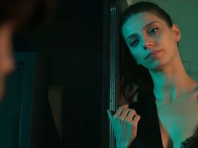 Анджела Сарафян секси, Гайя Уайсс голая – Плывущие по течению (2018) #5