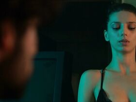 Анджела Сарафян секси, Гайя Уайсс голая – Плывущие по течению (2018) #6