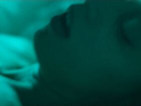 Анджела Сарафян секси, Гайя Уайсс голая – Плывущие по течению (2018) #7