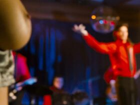 Джони Кеймен голая, Джастин Уоддэлл секси – Убить Боно (2011) #2