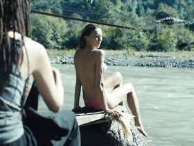 Кристина Поли голая – Игра на выживание s01e04 (2020) #2