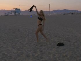 Скарлет Дейвис голая, Мария Луис секси – #Следуйзамной (2019) #3