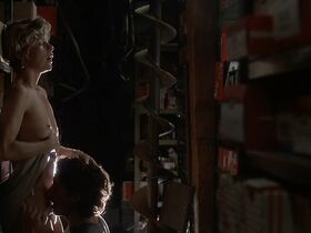 Кейт Вернон голая, Криста Бриджес секси – Кровные узы (1995)