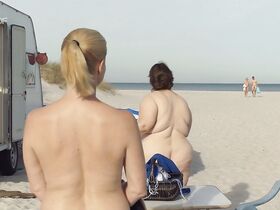 Аннета Фрир голая, Анна Бардорф голая, Свенья Хермут голая – Элла Шён (2019) #7