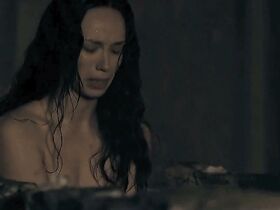 Фиби Уокер голая, Элора Эспаньо голая – Seclusion (2016) #3