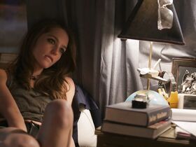 Джессика Рот секси, Кэтлин Роуз Перкинс секси – Подростки (2018) #9