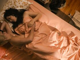 Жаклин Тобони голая, Оливия Тирлби секси – Секс в другом городе: Поколение Q s01e03 (2019) #2