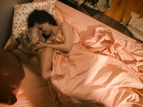 Жаклин Тобони голая, Оливия Тирлби секси – Секс в другом городе: Поколение Q s01e03 (2019) #4