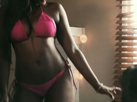 Джулианна Барнингер секси, Роксанна Довер секси – Предвидение (2019) #12