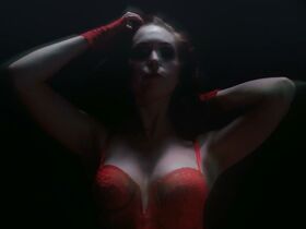 Джулианна Барнингер секси, Роксанна Довер секси – Предвидение (2019) #7