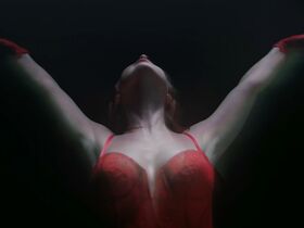 Джулианна Барнингер секси, Роксанна Довер секси – Предвидение (2019) #8