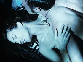 Челси Филд голая, Терри Нортон голая – Дьявол песков (1992) #6