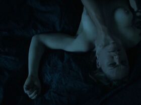 Анна Пэкуин голая, Мора Тирни секси – Любовники s05e03 (2019) #5