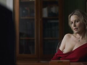 Ноэми Шмидт секси, Гитте Уитт голая, Флер Жеффрие голая – Внутри убийства s01e01-02 (2019)