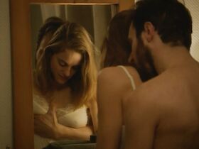 Ноэми Шмидт секси, Гитте Уитт голая, Флер Жеффрие голая – Внутри убийства s01e01-02 (2019) #4