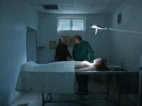 Ноэми Шмидт секси, Гитте Уитт голая, Флер Жеффрие голая – Внутри убийства s01e01-02 (2019) #7