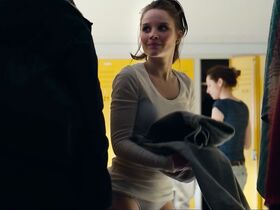 Соня Герхардт секси, Жанна Гурсо секси – Нянька на Рождество (2018) #3