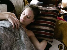 Соня Герхардт секси, Жанна Гурсо секси – Нянька на Рождество (2018) #8