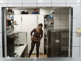 Яннике Крусе голая, Йорунн Кьеллсби секси – Довольно добрый человек (2010) #4