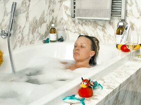 Нина Пролль секси, Надежда Бреннике голая – К черту Анну Мольнар (2017) #3