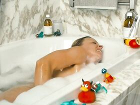 Нина Пролль секси, Надежда Бреннике голая – К черту Анну Мольнар (2017) #9