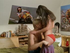 Михаэлла Каргер голая, Николь Дофлер голая – Франкфурт, Кайзерштрассе (1981) #3