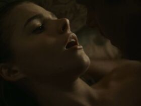 Белла Хиткот голая, Лэйн Нил голая – Странный ангел s02e06 (2019) #11