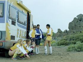 Камилль Раза секси, Марго Дюфрен секси – Оторвались! (2018)