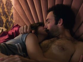 Бетти Гилпин голая, Элисон Бри секси – Блеск s03e04 (2019) #2