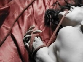 Алин Джонс голая, Летисия Сабателла голая – Счастливый час (2019) #4