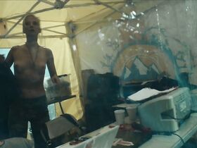 Линда Лапиньш голая – Игра на выживание s01e02 (2020)