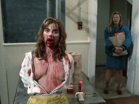 Кассандра Делани голая, Сеселия Вильде голая, Сюзанн Дин голая, Ронна Ларсен голая – Роковая ночь (1990) #11