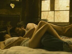 Алиа Шокат секси, Пенелопа Костопулос секси – Блэйз (2018) #4