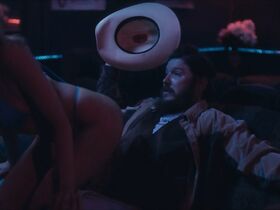 Алиа Шокат секси, Пенелопа Костопулос секси – Блэйз (2018) #5